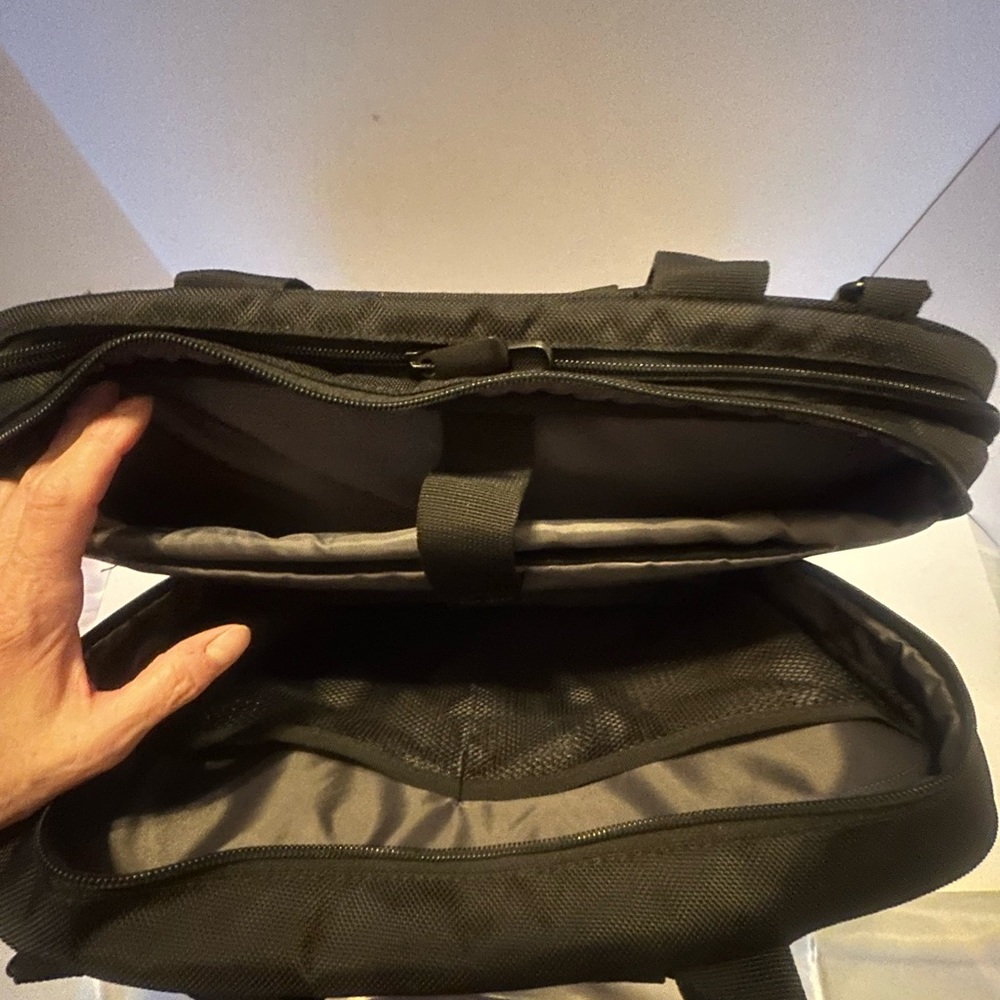 Targus CityLite Briefcase (TBT053US-91) 15.6 laptop bag. - Picture 4 of 8